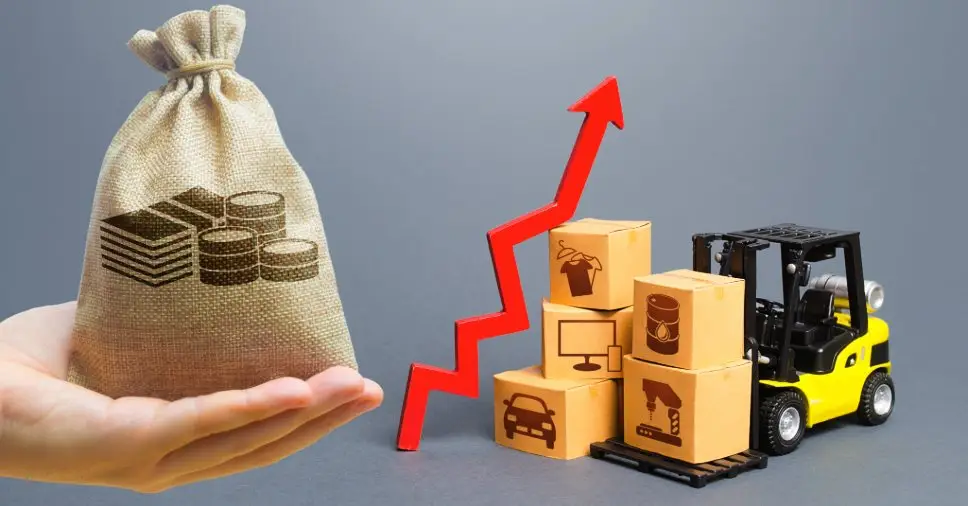 Mão segurando saco de dinheiro representando investimento industrial na empilhadeira
