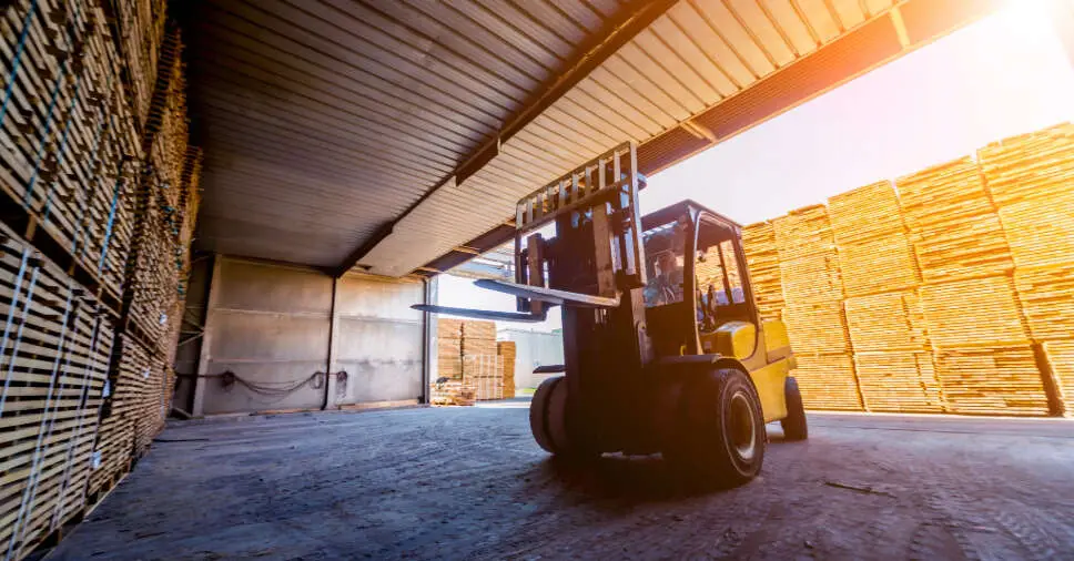 Uma empilhadeira na construção civil sendo usada
