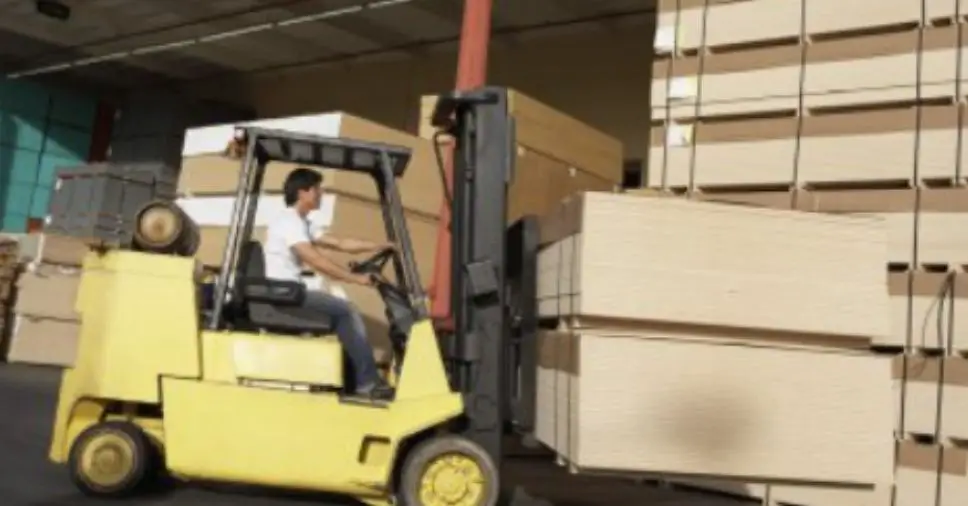Homem conduzindo uma empilhadeira