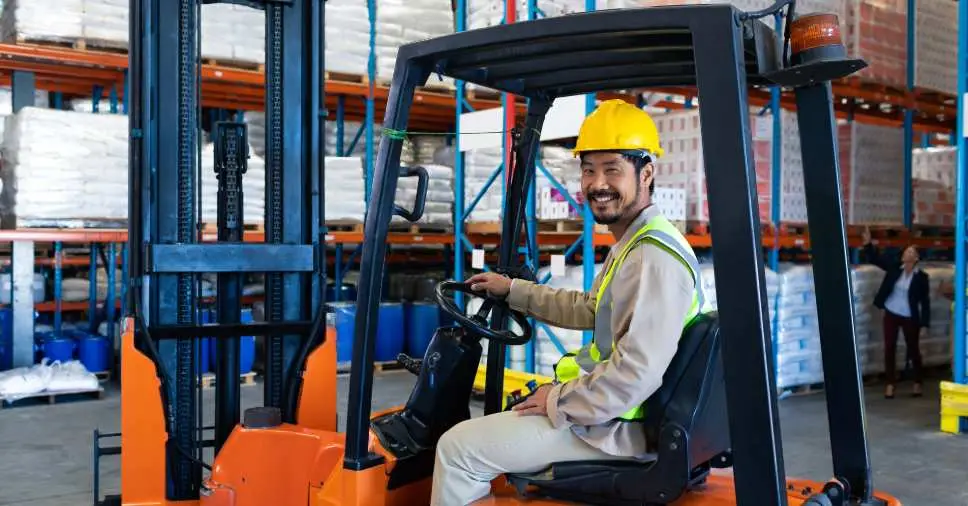 Operador que sabe os tipos de empilhadeira ideal para cada tipo de indústria