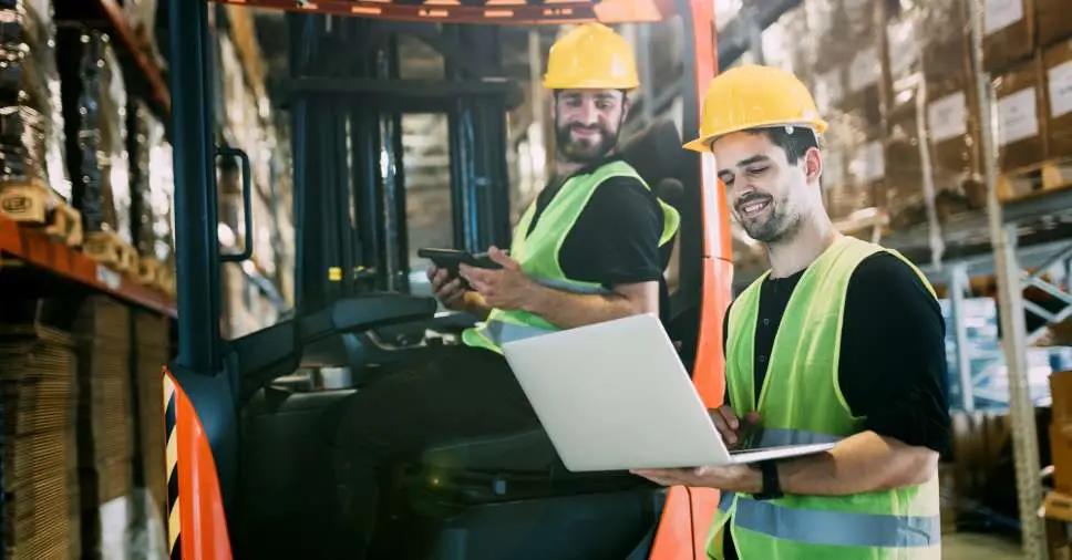 Operadores De Empilhadeiras trabalhando